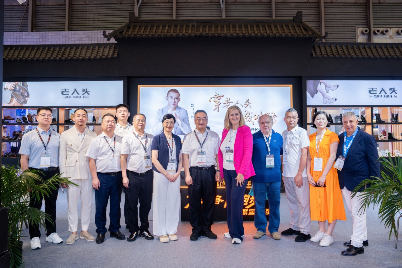 温州鞋业集群亮相2025摩登中国展 | 智造与时尚双轮驱动引行业瞩目