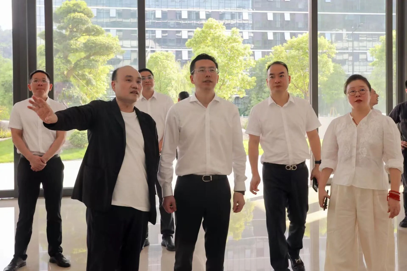 鹿城区委书记张崇波调研鞋革行业高质量发展工作